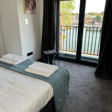 Duplex Harbourside Centre *